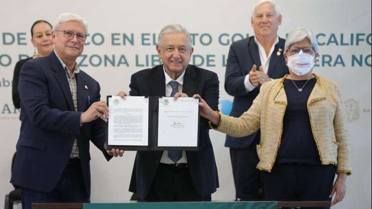 AMLO firma decreto para estímulos fiscales en frontera norte