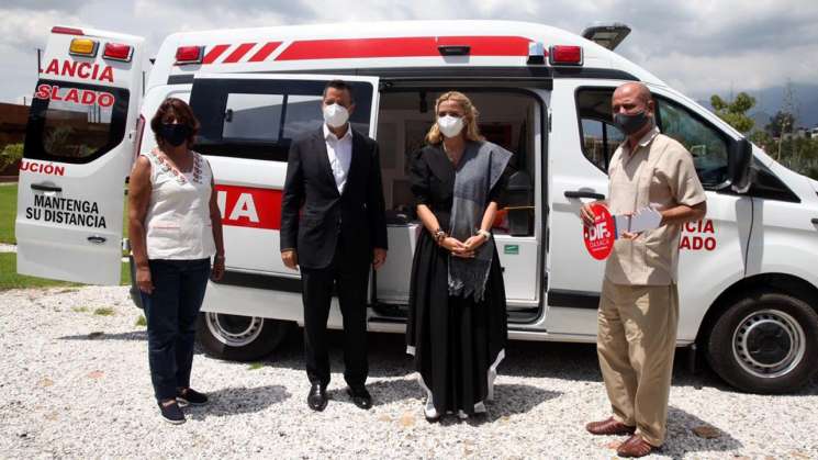 Entrega AMH ambulancia a municipio San Juan Bautista Lo de Soto