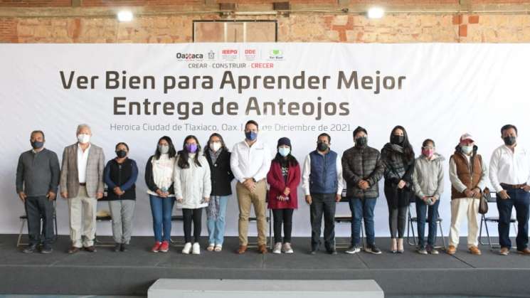Otorgan anteojos gratuitos a 592 estudiantes de la Mixteca 