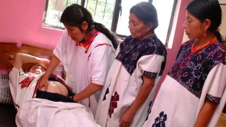 Mujeres optan por partera tradicional ante violencia obstétrica