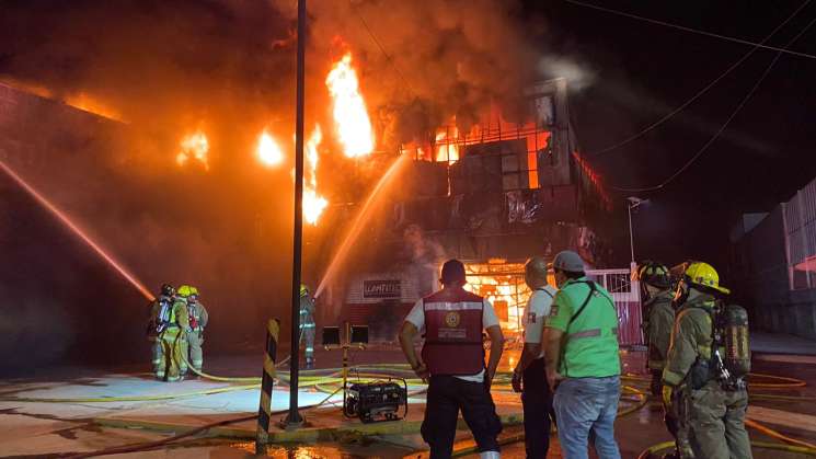 Sofocan incendio en bodega de llantas de Capital Oaxaqueña: CEPCO