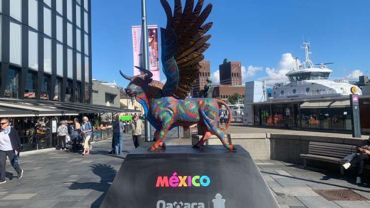 Instalan en Noruega alebrije monumental “Toro-Águila”