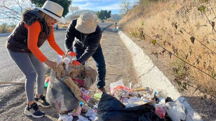 Realizan tequio de limpieza en la carretera a Monte Albán  