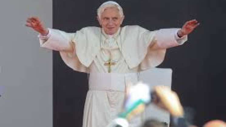 Lamenta  AMLO muerte de Benedicto XVI