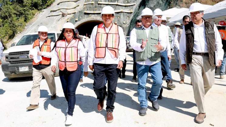 Supervisa Salomón Jara obras en autopista a Puerto Escondido