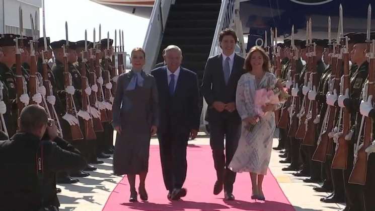 Llega por el AIFA Justin Trudeau a México, lo recibe AMLO