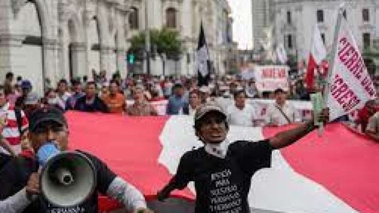 Continua la ola de protestas en Perú, hay al menos 12 muertos