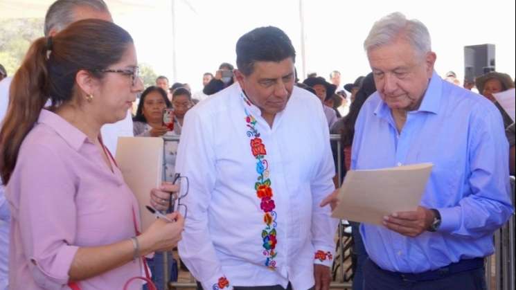 AMLO y Salomón Jara se reúne con pueblo y autoridades de Coatlán 