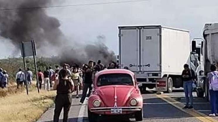 Pobladores de Puente Madera  retienen autobús con extranjeros 