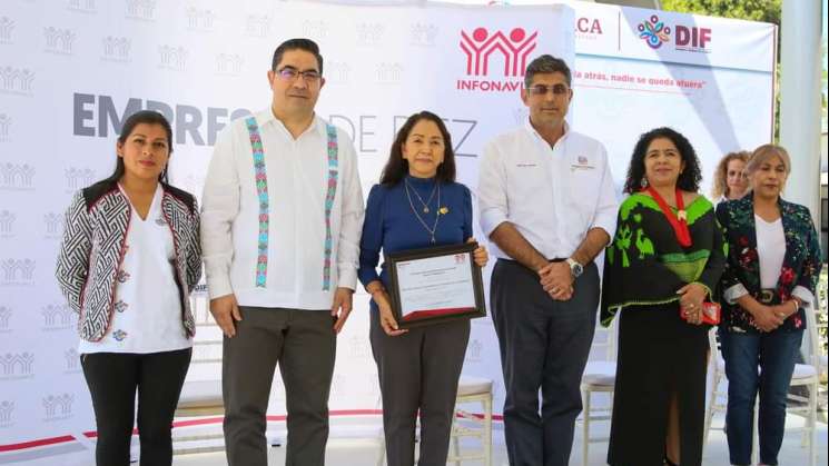 Otorgan distintivo “Empresa de 10” del Infonavit al DIF Oaxaca 