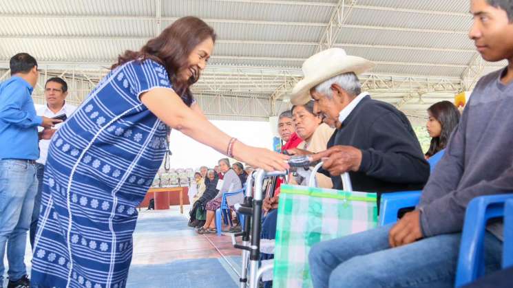 Entrega apoyos por parte del DIF Oaxaca en Sierra norte