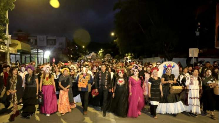 Oaxaca celebra la Segunda Magna Comparsa en Día de Muertos 