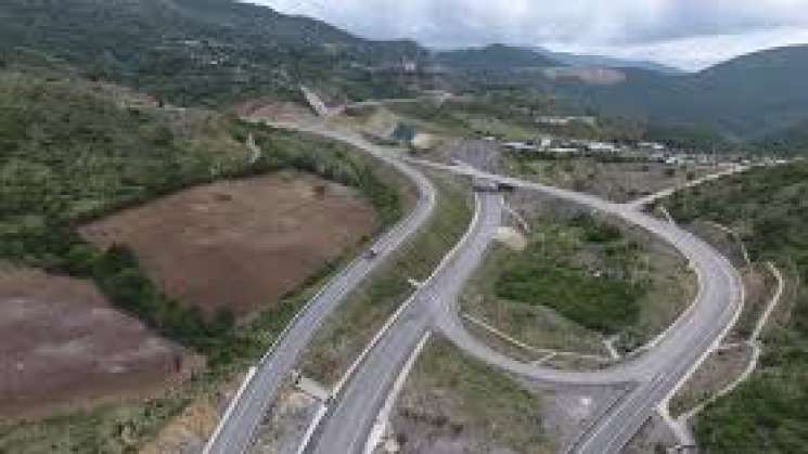 Por obras cierran paso en autopista Oaxaca - Puerto Escondido