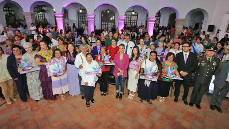 10 oaxaqueñas reciben distinción “Sara Artemisa Brena Torres”