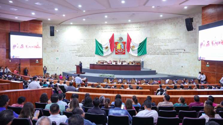 Asiste Gobernador de Oaxaca a Primer Informe de la DDHPO     