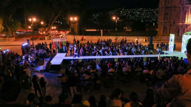Realizan alumnos de UTVCO expo-desfile de modas