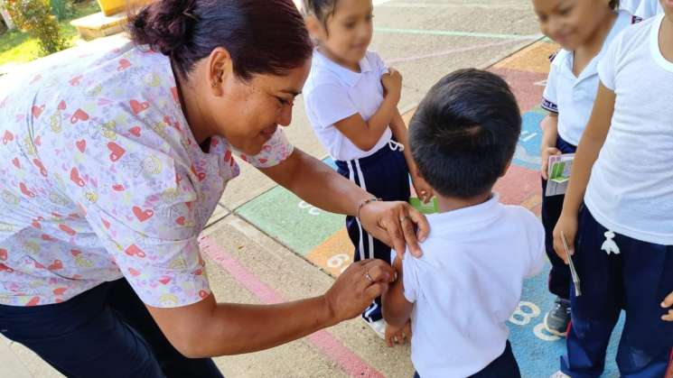     Refuerzan Jornada de Vacunación en escuelas de Tuxtepec    