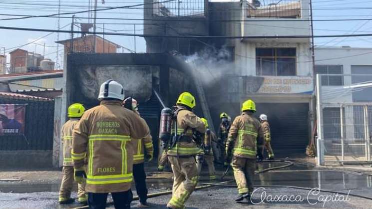 Bomberos sofocan incendio en capital oaxaqueña 