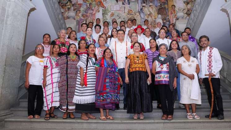 Evalùan a delegaciones aspirantes a Guelaguetza 2024     
