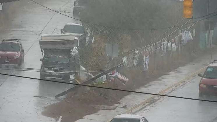 Lluvia en capital oaxaqueña deja árboles caídos y cortes de luz