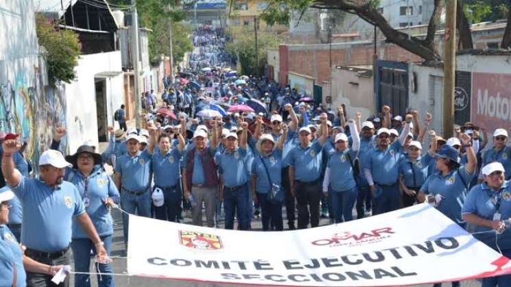 Realizan marcha trabajadores de salud en capital de Oaxaca 