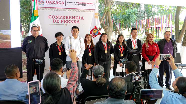 Reconocen a bachilleres ganadores en concurso Informatrix 2024