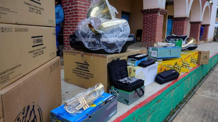 Banda del Barrio de San Sebastián Betaza recibe instrumentos 