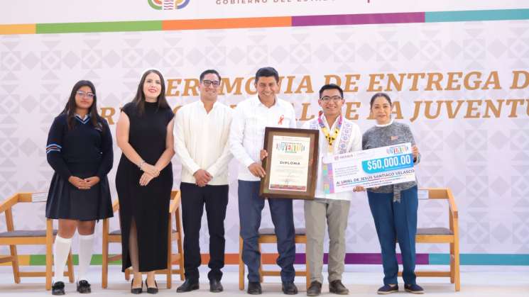 Salomón Jara Cruz entrega  Premio Estatal de la Juventud 2024 
