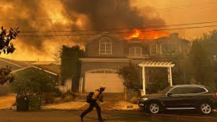 Incendio en Los Angeles causa 5 muertos y decenas de evacuados