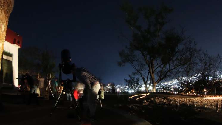 Oaxaqueños exploran el cielo en el Observatorio Astronómico 