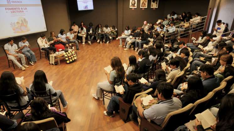 Participa Salomòn Jara en encuentro literario con estudiantes 