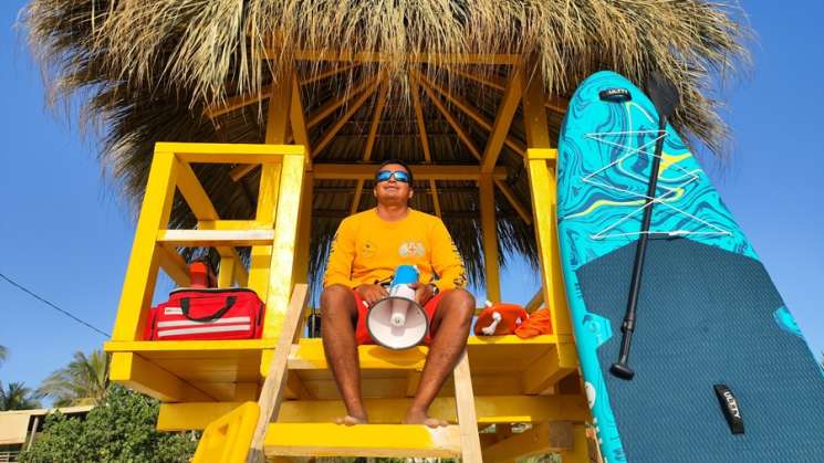 Sectur Oaxaca instala 10 torres salvavidas en playas de la Costa 