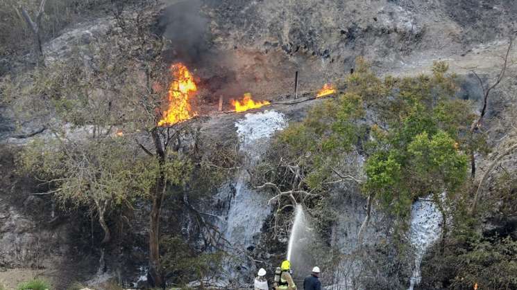 Controlado en 95% incendio en poliducto Minatitlán - Salina Cruz 