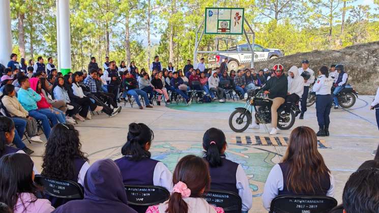 Promueve Policía Vial educación y fomento a lectura en Mixteca