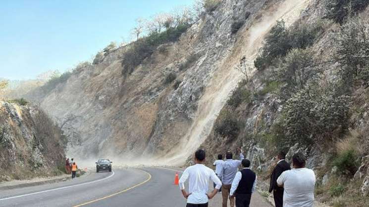 Tras derrumbe en autopista Oaxaca-Cuacnopalan,gran fila en Huitzo