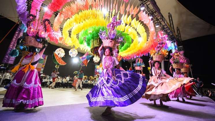 Deslumbra Guelaguetza en la Feria Nayarit 2025  