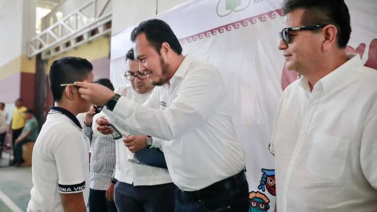 Entrega IEEPO lentes graduados a más de 2 mil alumnos del Istmo