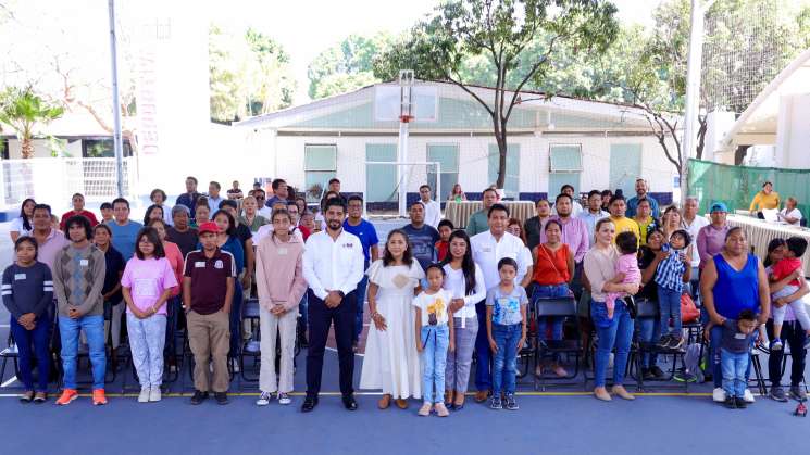 Entrega DIF Oaxaca diademas de vibración ósea a niñez y adultos 