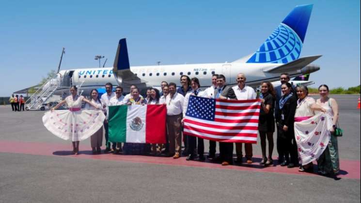 Llega primer vuelo de Houston a Puerto Escondido