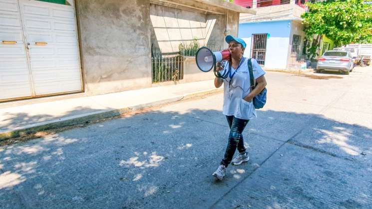 Promotora de Salud bilingüe con megáfono en calles fomenta salud