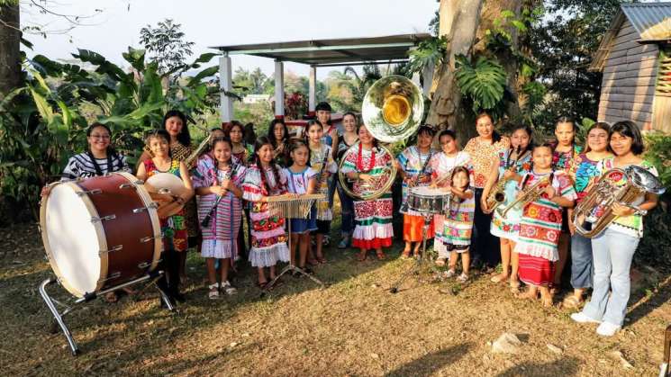 Entregan instrumentos de música a Banda Filarmónica de Soyaltepec