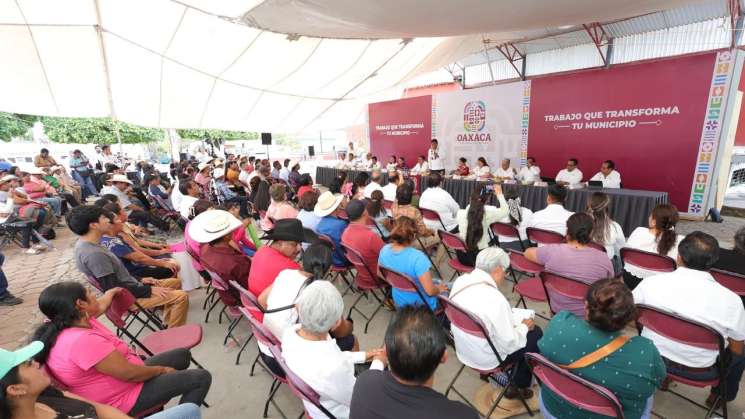 Cumple Salomón Jara a Santiago Huajolotitlán con obras