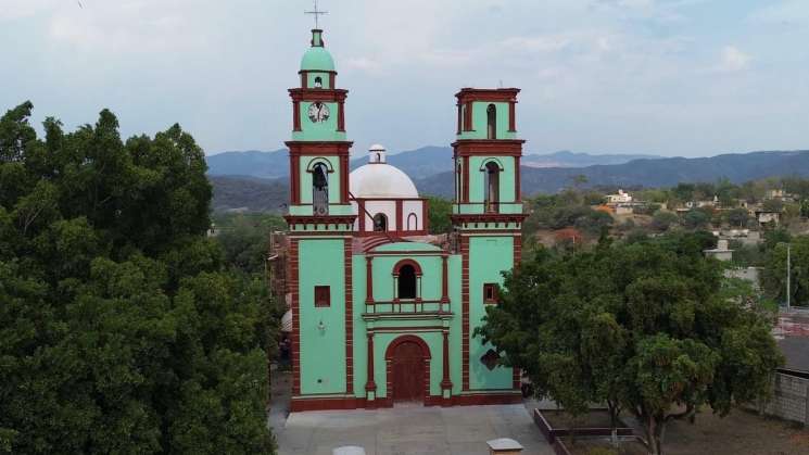 Salomón Jara entrega apoyos en Tacache de Mina por 8.5 mdp 