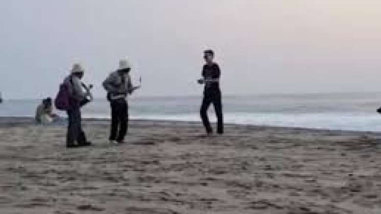 En Puerto Escondido, extranjero corre y lanza arena a músicos 