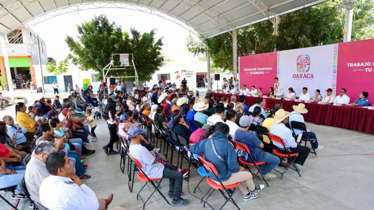 Salomón Jara siembra semilla del progreso en Zapotitlán Lagunas 