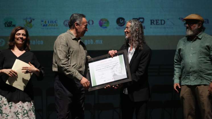 Rolando Beattie recibe reconocimiento en Premio Nacional de Danza
