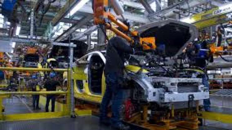 Tras aranceles, Ford sube precio de autos fabricados en México 