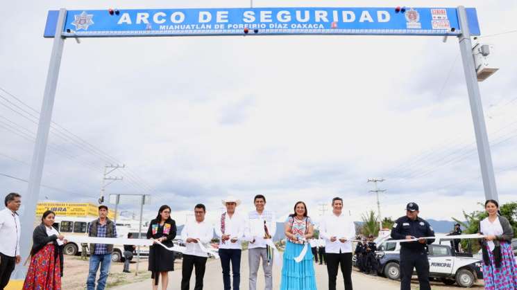 Inaugura Salomón Jara Arco de Seguridad en Miahuatlán
