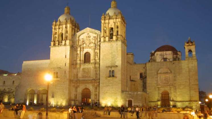 Colocan iluminación artística en el templo de Santo Domingo