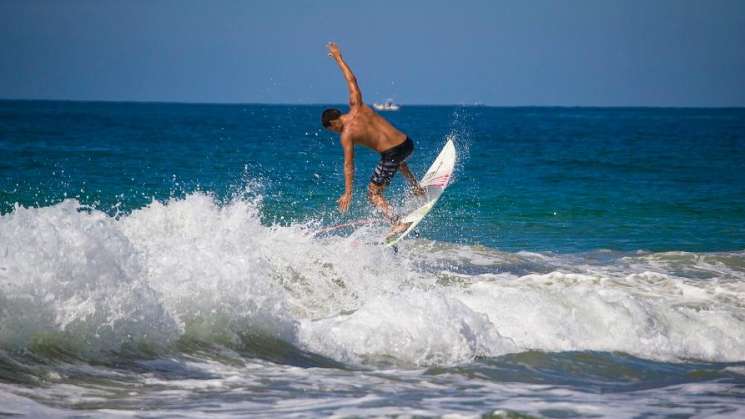 Llegan cinco frecuencias aéreas más a Puerto Escondido